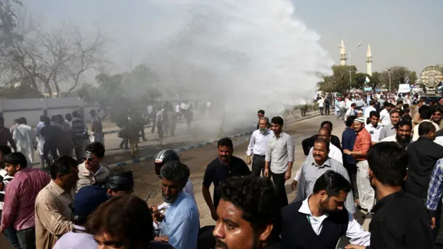 یہ احتجاج اور ہنگامہ کئی گھنٹے جاری رہا اور اس دوران زخمی ہونے والوں میں ذرائع ابلاغ کے نمائندے بھی شامل تھے۔