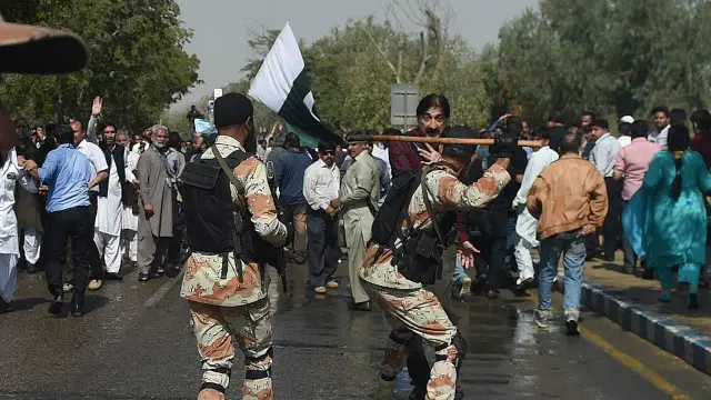 د پولیسو او ملېشه ځواک ګڼ شمېر کسانو د دغه ښار جناج نړیوال هوايي ډګر ته د احتجاج کونکو د تګ مخه ونیوه