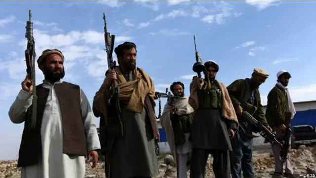 مسلحون موالون للحكومة الافغانية يقاتلون ضد مسلحي تنظيم "الدولة الاسلامية" في ايتشين