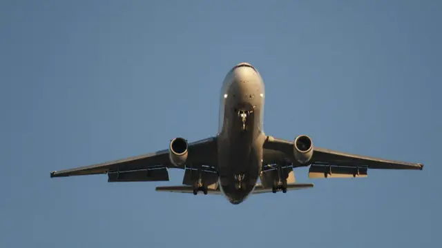 Выпущенные закрылки изменяют профиль крыла. Их недостатками являются увеличение лобового сопротивления, приводящее к повышенному расходу топлива, и высокий уровень шума