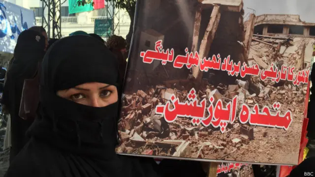 اورنج لائن ٹرین منصوبے پر ایک اعتراض یہ بھی ہے کہ اس کے باعث شہر کی 16 تاریخی عمارتیں خطرے میں ہیں