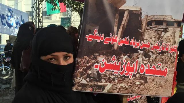 لاہور ہائی کورٹ نے اورنج لائن میٹرو ٹرین منصوبے کی راہ میں آنے والی ان عمارتوں کے قریب دو سو فٹ کی حدود میں ہر طرح کی تعمیراتی سرگرمیوں پر پابندی عائد کر دی ہے