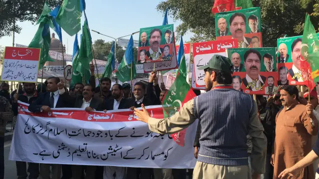 لاہور میں زیر تعمیر اورنج لائن میٹرو ٹرین منصوبہ شروع دن سے تنازعات اور تنقید کی زد میں ہے