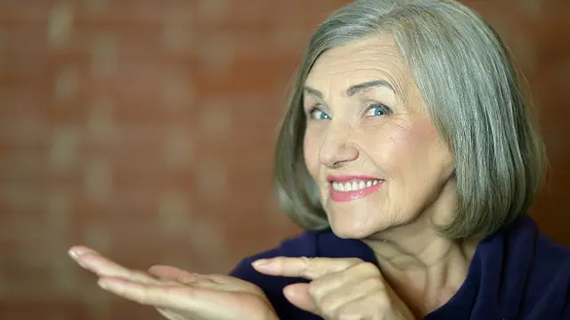 Пожилая женщина понимающе улыбается