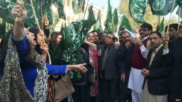 ان سیاسی کارکنوں کا ایک ہی مطالبہ تھا کہ اورنج لائن ٹرین منصوبے پر کام فوری طور پر روکا جائے