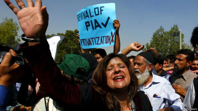 कराची एयरपोर्ट में प्रदर्शनकारी