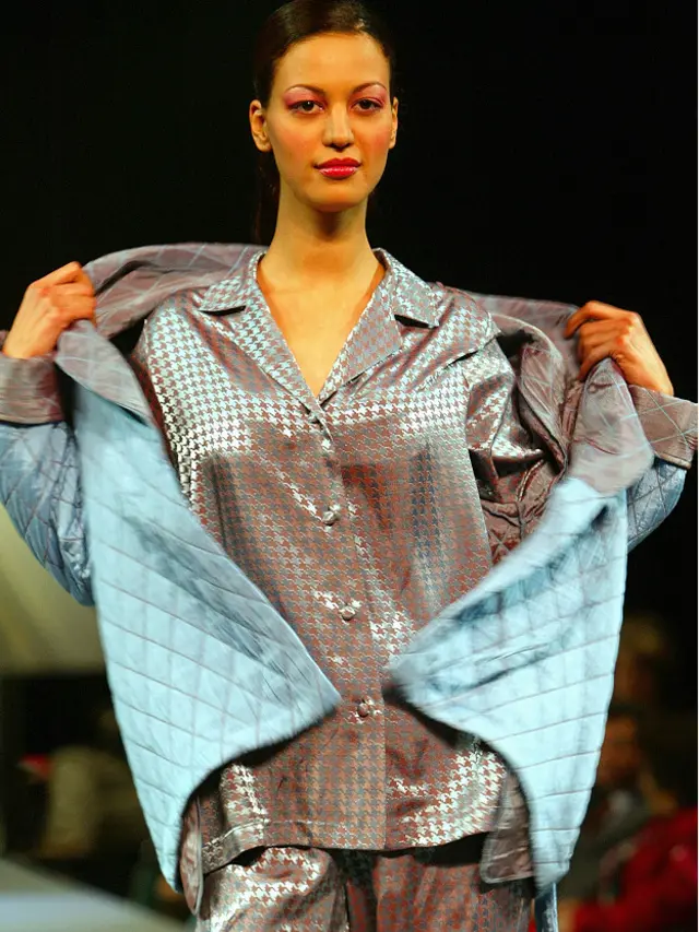 Модель в пижаме