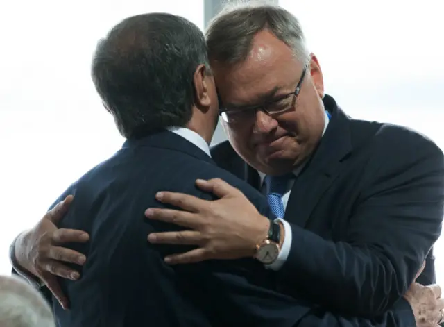 Руководители "Роснефти" и ВТБ Игорь Сечин и Андрей Костин обсудили приватизацию вместе с главами других госкомпаний и президентом.