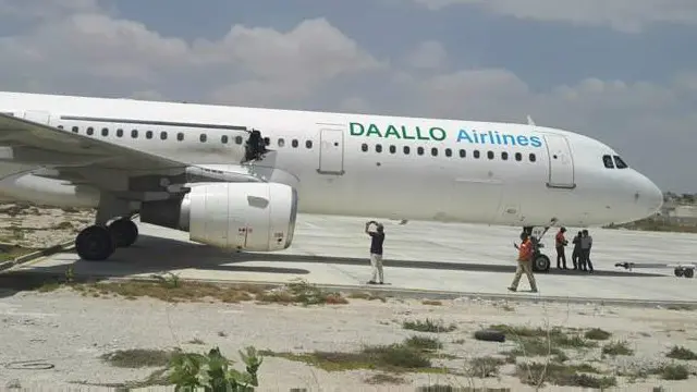 دالو ایئرلائز کے طیارے کی تصویر جس میں سوارخ باہر سے نظر آ رہا ہے