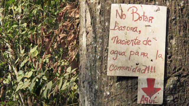 Aviso de no botar basura en Venezuela