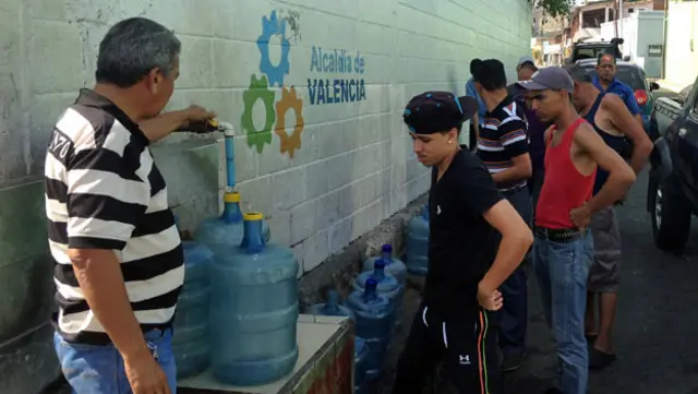 Valencianos hacen fila por el agua