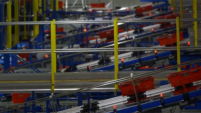 Canastas van y vienen al ritmo y en la dirección trazada por los algoritmos. 