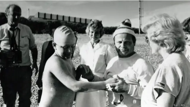 Tom Gregory y su entrenador John (centro) tras llegar a Inglaterra