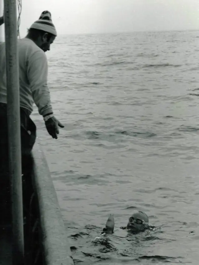 Tom y su entrenador John durante el cruce