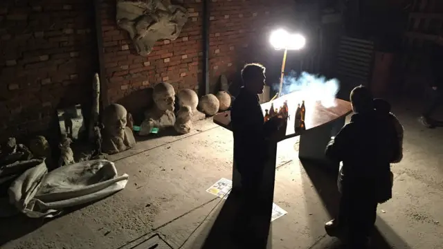 Во дворе Echo Hideout (бывшей мастерской скульптора) бюсты советского времени соседствуют с современной культурой 