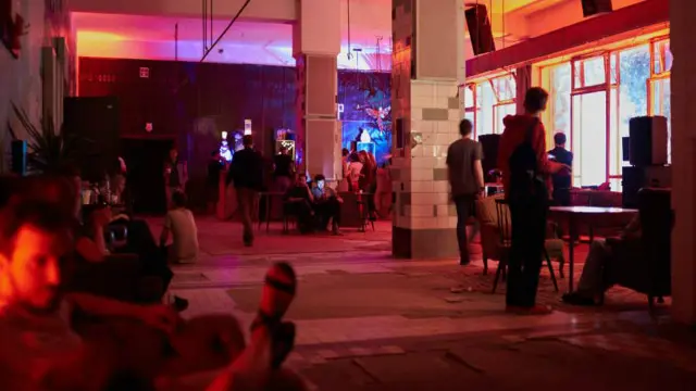 Бывшая заводская столовая оказалось отличным местом для концертов и перформансов