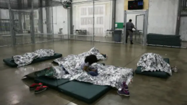 Una niña duerme en una colchoneta en un centro de detención fronterizo