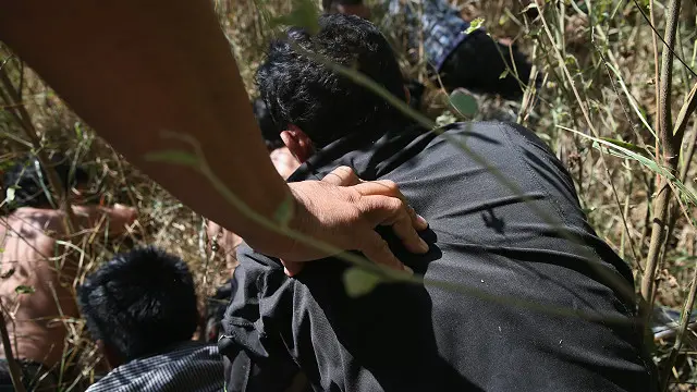 Niños migrantes cruzando la frontera