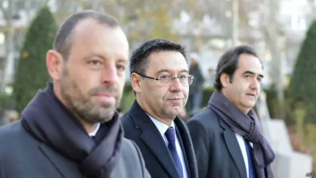Jaksa penuntut Brasil juga melakukan penuntutan penggelapan terhadap Presiden Barcelona Josep Maria Bartomeu (kedua dari kiri) dan pendahulunya Sandro Rosell (kiri).