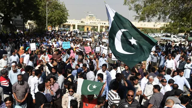 پی آئی اے کے دو ملازمین کی ہلاکت کے بعد احتجاج میں شدت اور اس کا دائرہ کراچی کے علاوہ ملک کے دیگر شہروں تک بھی پھیل گیا 
