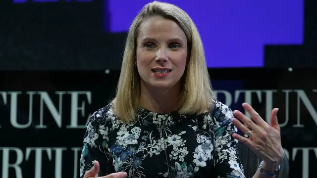 یاہو کی چیف ایگزیکیٹو مریسا میئر نے یہ فیصلہ کمپنی کے اہم سرمایہ کاروں کے دباؤ کے باعث کیا