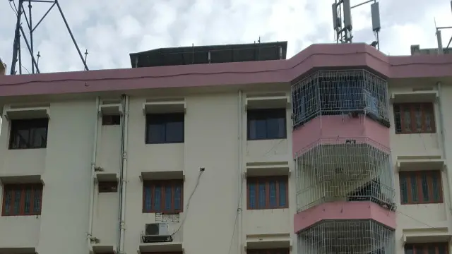 ছয় তলা ভবনটির সর্বোচ্চ তলার এই ফ্ল্যাটটির জানালা দিয়ে ছুঁড়ে ফেলা হয়েছিল শিশুটিকে। শিশুটির মায়ের বরাত দিয়ে পুলিশ বলছে, জানালার গ্রিলের ওই ছোট্ট ফোকর দিয়ে শিশুটিকে চেপেচুপে বের করা হয়েছিল।