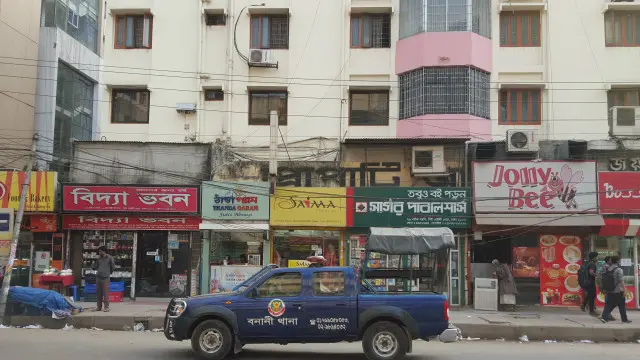 শিশুটি ছয় তলা থেকে সরাসরি এসে পড়ে নিচে থাকা 'সায়মা' নামের শাড়ির দোকানটির ছাদে। ধুপ করে হওয়া শব্দের উৎস খুঁজতে গিয়ে তাকে উদ্ধার করে দোকানটির কর্মীরা।