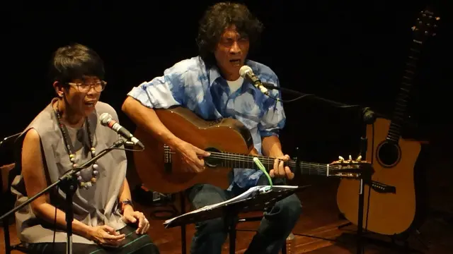 AriReda Menyanyikan Puisi