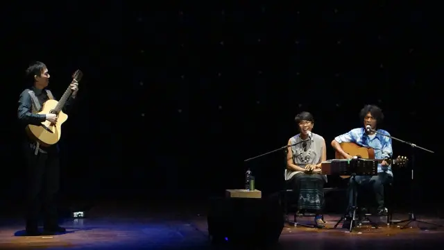 AriReda Menyanyikan Puisi