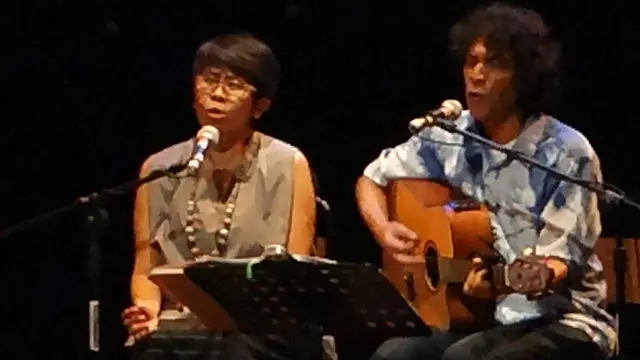 AriReda Menyanyikan Puisi