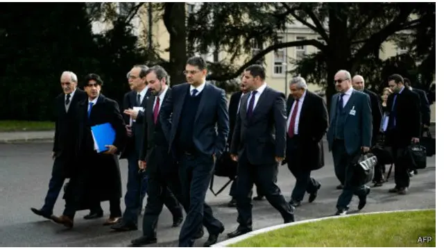 د خبرو عالي پلاوي، چې د سعودي عربستان په ملاتړ د وسله والو او سیاسي ډلو یوه ټولګه ده، خبرداری ورکړی تر هغو به په خبرو کې ګډون ونه کړي چې د سوریې حکومت بندیزونه لیرې کړي نه وي او پر هغو سیمو هوايي بریدونه نه وي درول شوي چې مخالف وسله وال پرې واکمن دي.