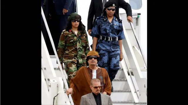 卡扎菲携女保镖出访