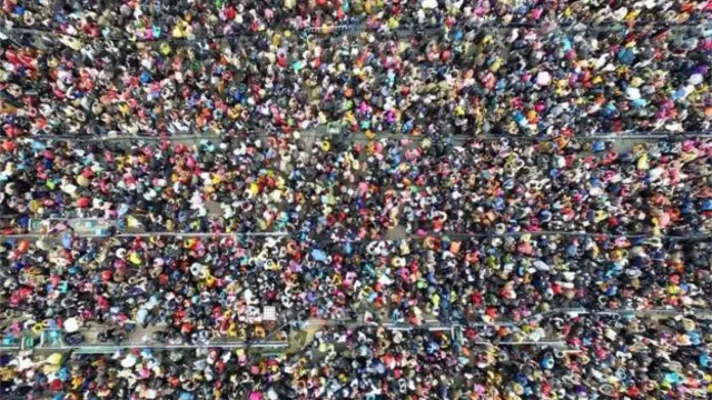 گوانگژو سٹیشن پر تقریباً ایک لاکھ افراد نے مصیبت کا سامنا کیا