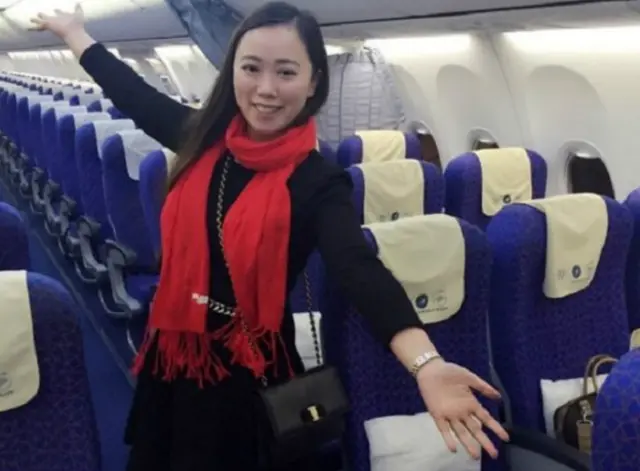 پروازوں میں تاخیر ہونے کی وجہ سے مس ژانگ کے سوائے تمام دیگر مسافروں نے پہلے اڑنے والی ایک پرواز پرواز پکڑ لی، جس کے بعد خاتون کو اس ’راک سٹار‘ سفر کا تجربہ حاصل ہوا