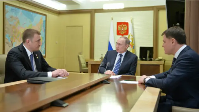 Вновь назначенный врио губернатора Тульской области Алексей Дюмин (на снимке слева) и прежний губернатор Владимир Груздев на приеме у Владимира Путина в Ново-Огарево (2 февраля 2016 г.)