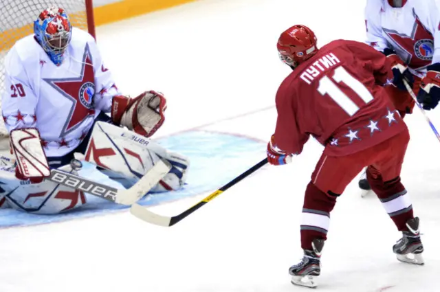 Владимир Путин и Алексей Дюмин играют в хоккей