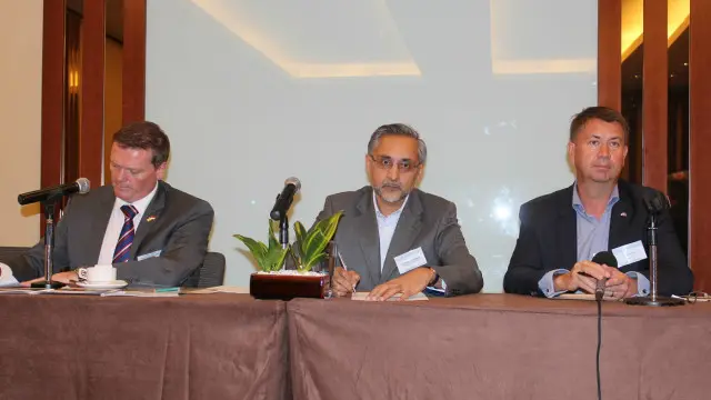 Dari kiri ke kanan, Adrian Short, Moazzam Malik, dan Ulf Backlund.