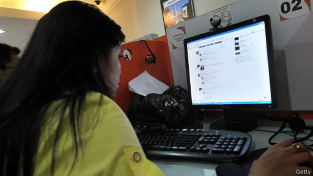 ''මේ ආකාරයට දැන්වීමක් පළ කරමින් ප්‍රකාශ කරන්නේ නැවත වරක් මහින්ද රාජපක්ෂ පාලනයේ තිබූ අඳුරු යුගයට යෑමද? කියන ප්‍රශ්නය තමයි අපි අහන්නේ."