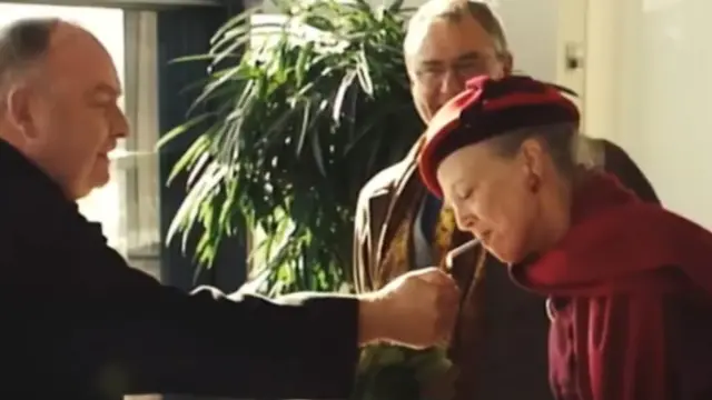 ویڈیو میں کہا جاتا ہے: ’ہماری ملکہ تمباکو نوشی کرتی ہیں اور ان کے شہر کام نہیں کرتے‘