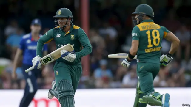جنوبی افریقہ کی جانب سے کوئنٹن ڈی کاک نے شاندار بیٹنگ کا مظاہرہ کرتے ہوئے 137 رنز بنائے 