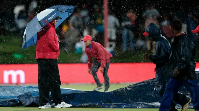  بارش کے وجہ سے کھیل رکا ہوا ہے