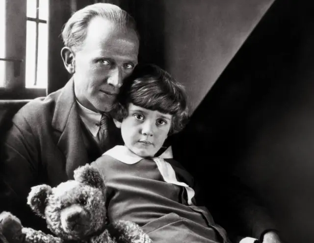A. A. MIlne y su hijo Christopher Robin