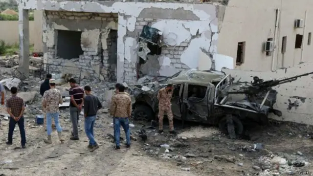 在米蘇拉塔南面約120公里的阿布蓋拉，BBC沒有見到雙方即將發生衝突的跡象。