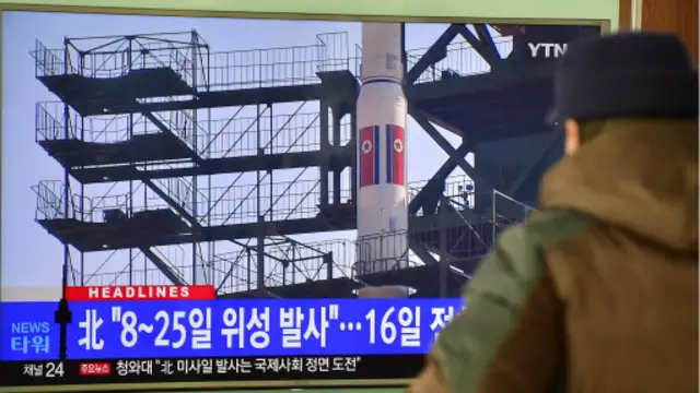 Seorang pria melihat berita rencana peluncuran roket Korea Utara di layar televisi di stasiun kereta di Seoul, 3 Februari 2016.