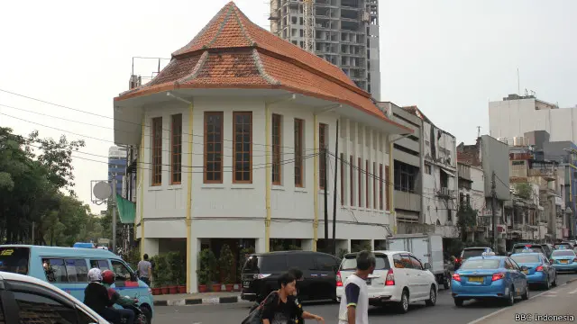 Menjelang sore, saya mendatangi gedung tersebut, dan terlihat beberapa tukang tengah merapikannya. Puluhan kursi dan meja tengah disiapkan di dalamnya.
