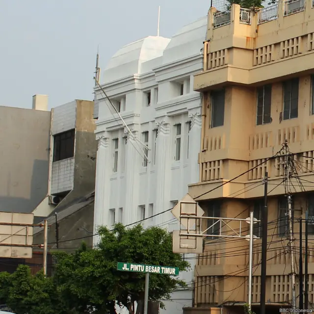 Gedung Jiwasraya (cat putih) di jalan Pintu Besar Timur, Jakarta, merupakan salah-satu bangunan yang selesai direnovasi.