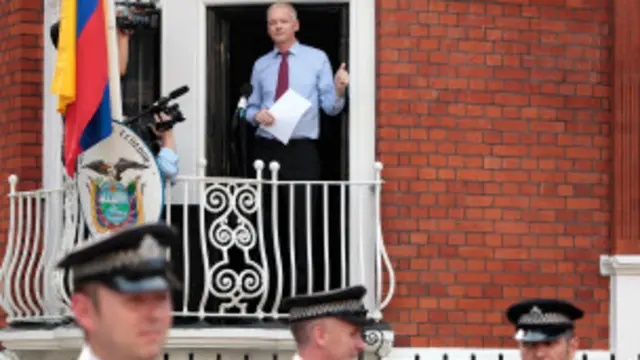 Assange en el embajada de Ecuador en Londres