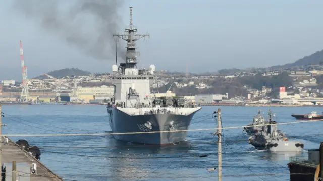 装载地对空拦截导弹“爱国者-3”从海上自卫队吴基地出发前往冲绳的运输舰“大隅”号在濑户内海航行