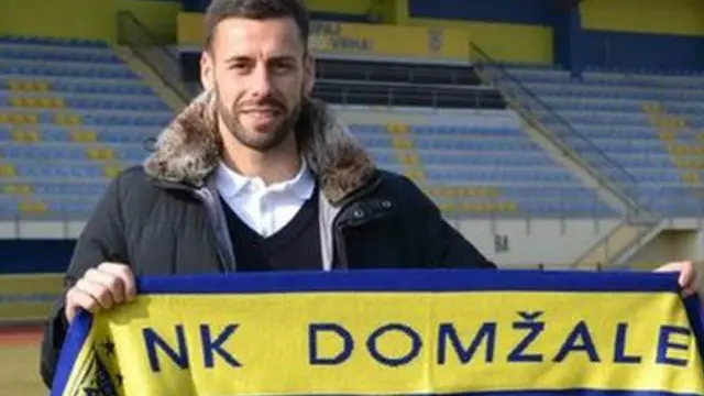 سپین کے دفا‏عی کھلاڑی 30 سالہ الوارو براکی کئي مختلف کلبوں کے لیے کھیل چکے ہیں