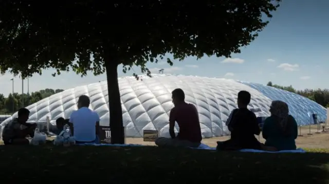 “圆顶接待站”（Care Dome）